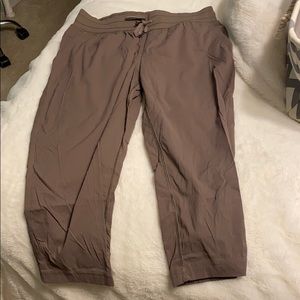 Lululemon size 6 cropped pants
